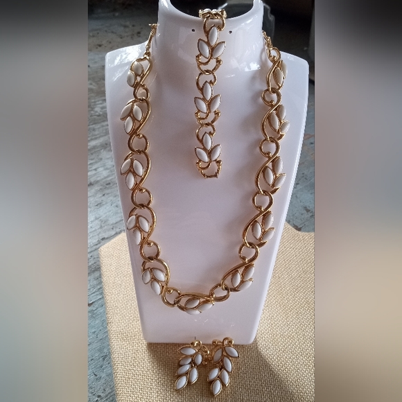 Trifari TM Vintage 80's Milk Glass Full Parue Necklace, Bracelet, Post Earrings - Picture 2 of 11